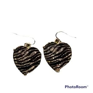 ⬛️Women’s zebra w/glitter pattern, heart shaped silver earrings, preowned⬛️